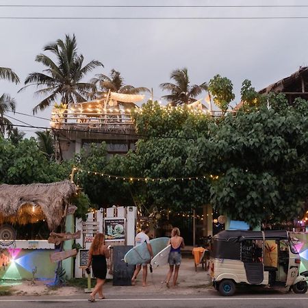 Gaia Ocean Surf Yoga Hostel Ahangama Exterior foto