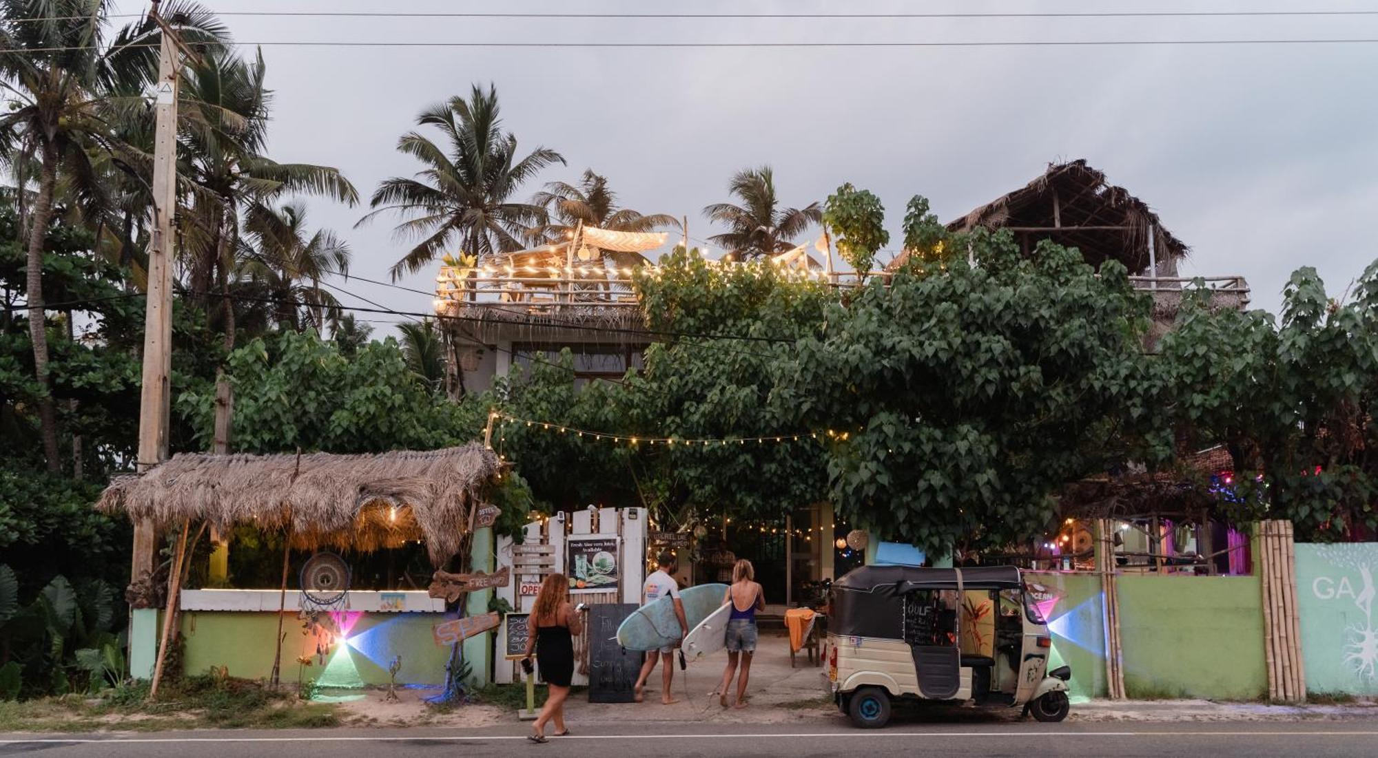 Gaia Ocean Surf Yoga Hostel Ahangama Exterior foto