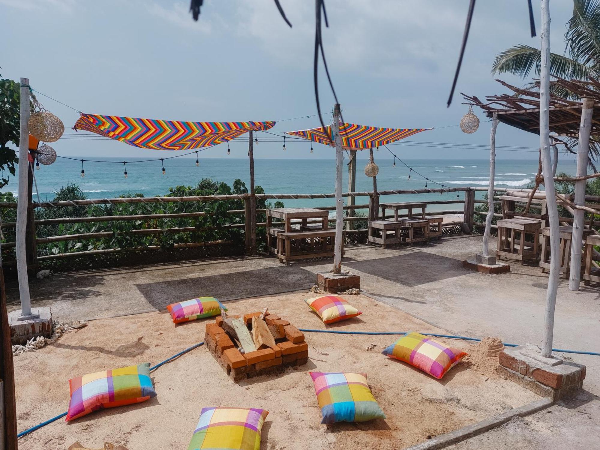 Gaia Ocean Surf Yoga Hostel Ahangama Exterior foto