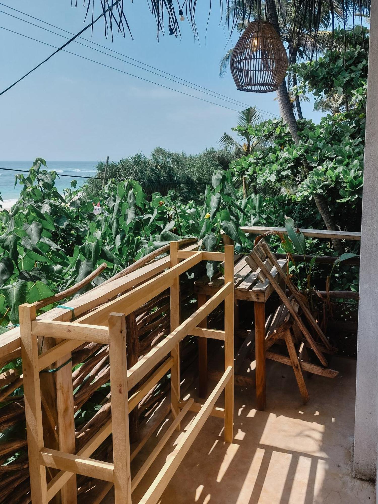 Gaia Ocean Surf Yoga Hostel Ahangama Exterior foto