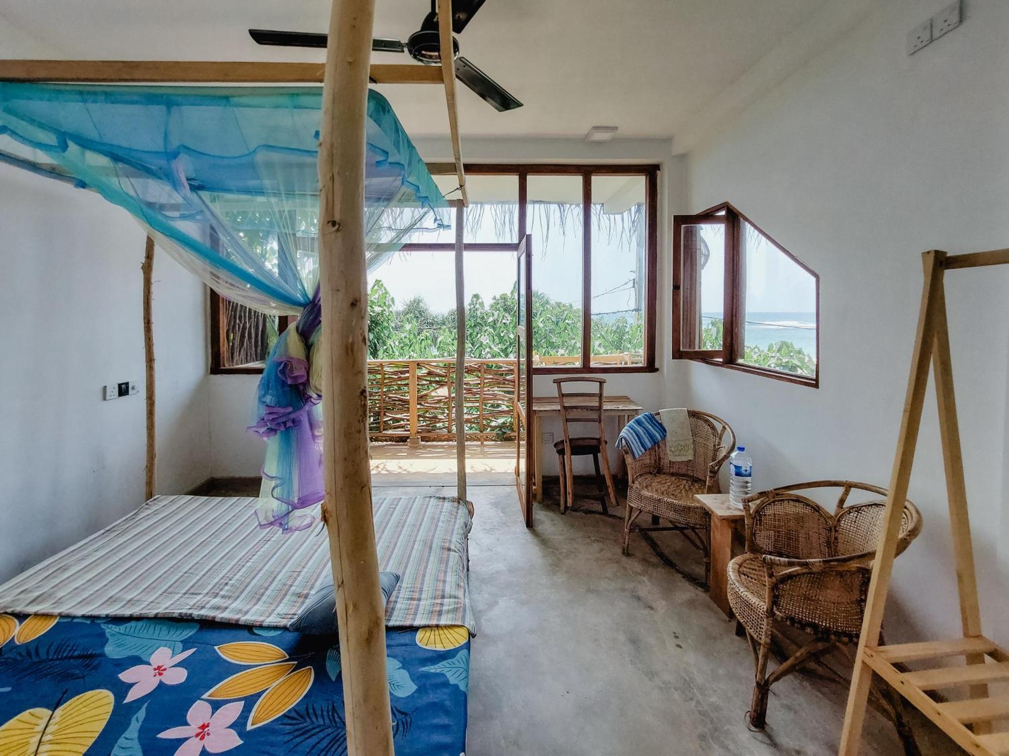 Gaia Ocean Surf Yoga Hostel Ahangama Exterior foto