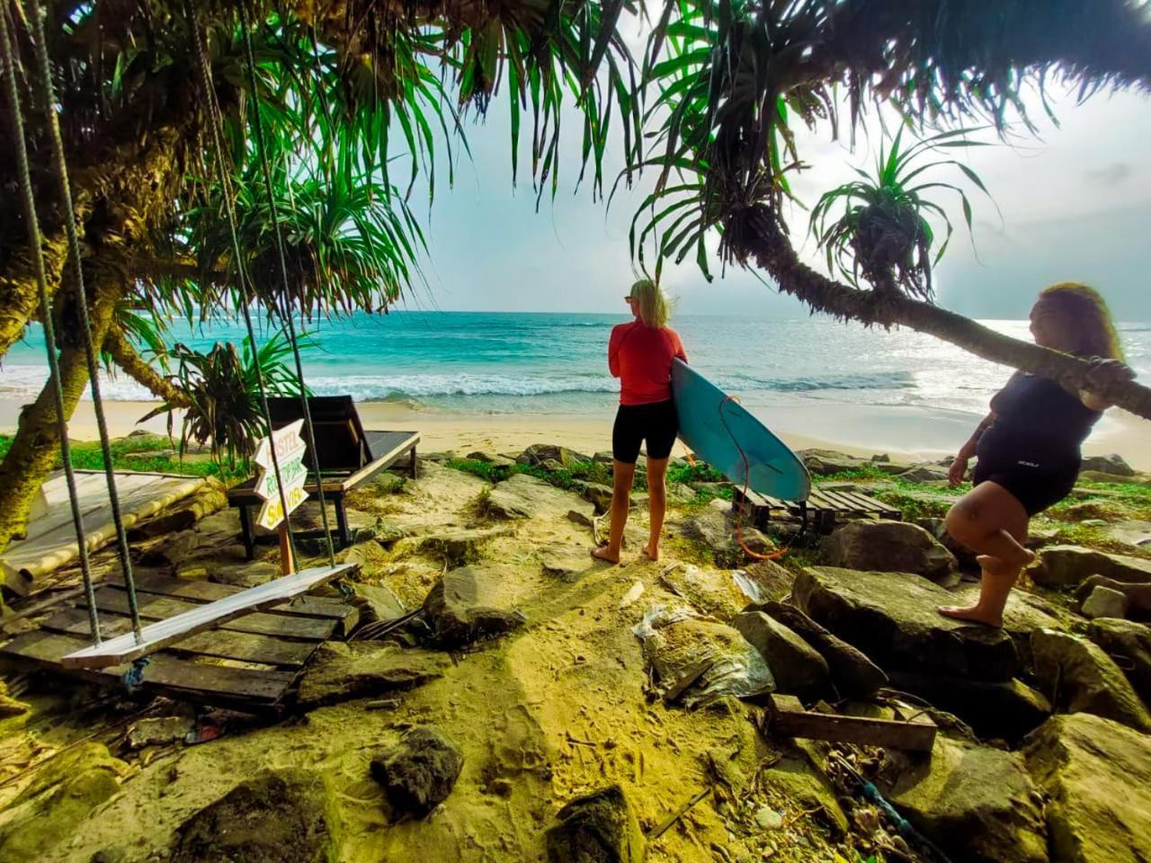 Gaia Ocean Surf Yoga Hostel Ahangama Exterior foto
